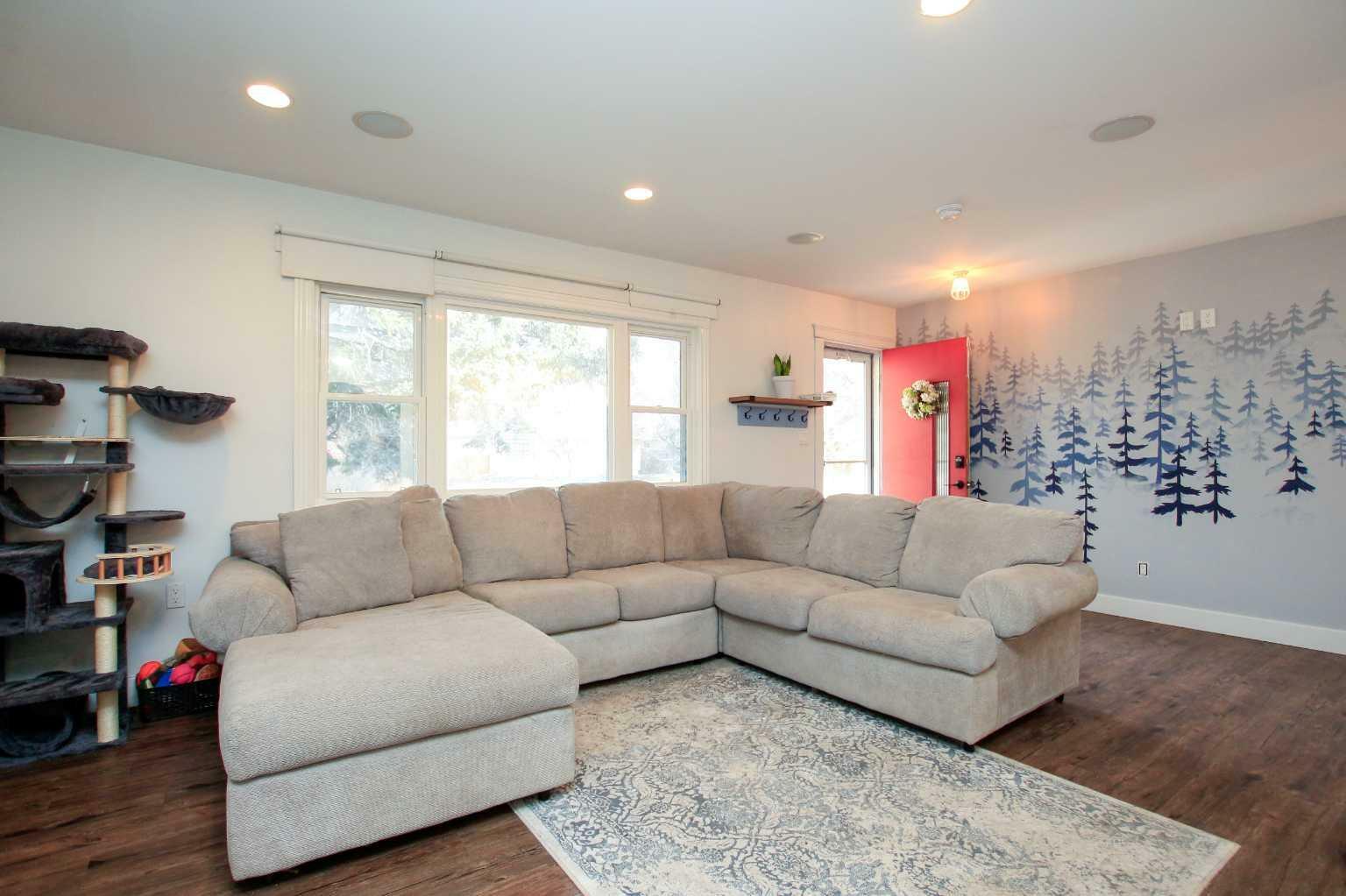 Property Photo: 3883 Eastwood Crescent AB T4N 2W3