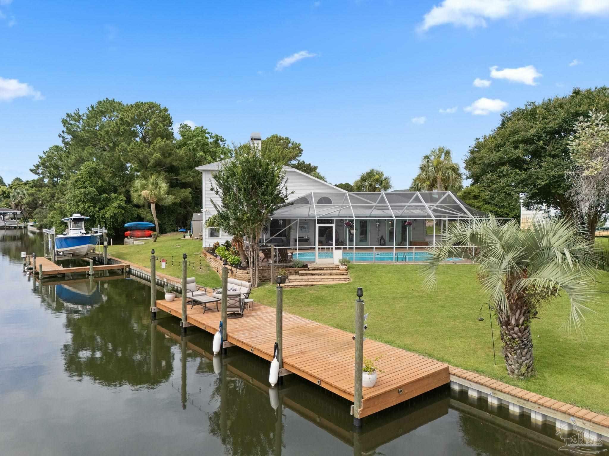 Property Photo: 1672 Kauai Ct FL 32563