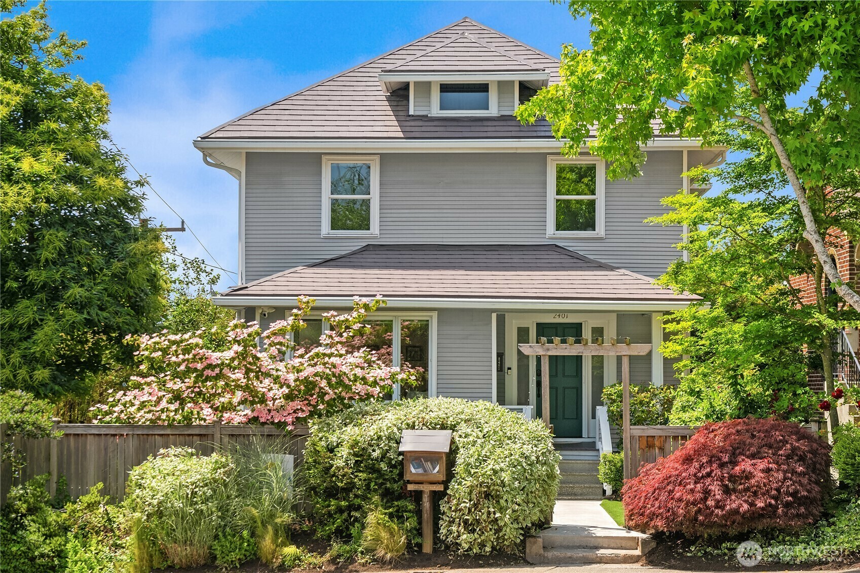 Property Photo: 2401 10th Avenue W WA 98119