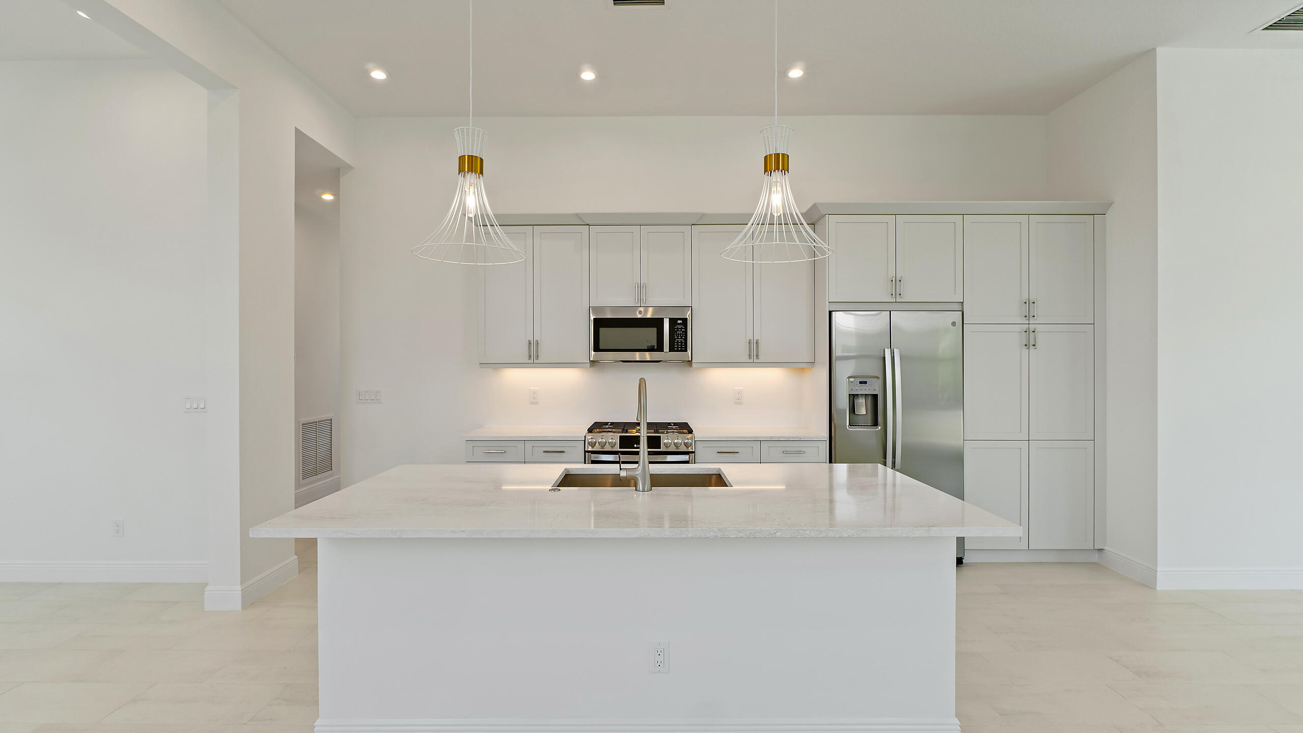 Property Photo: 204 SE Via Sangro FL 34952