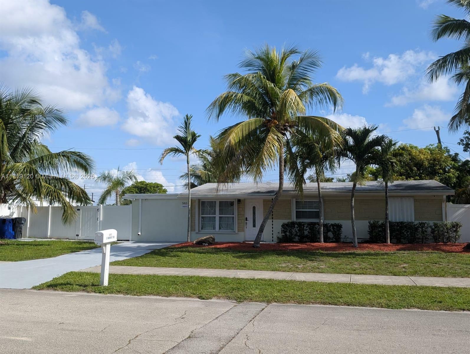 5815 S Farragut Dr  Hollywood FL 33021 photo