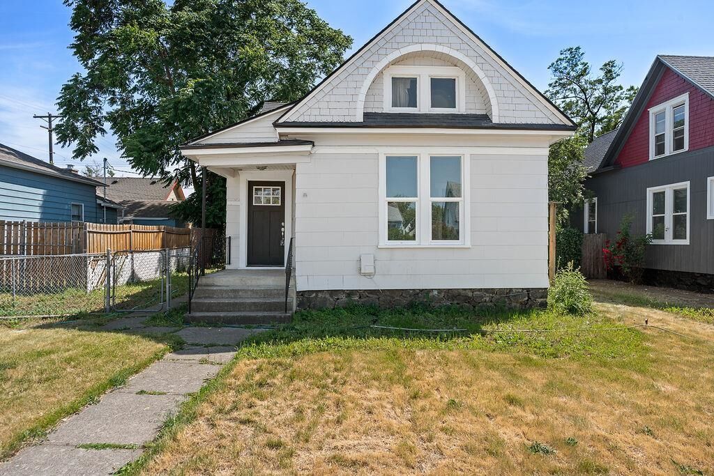 Property Photo:  307 W Knox Ave 307 1/2 W Knox  WA 99205 