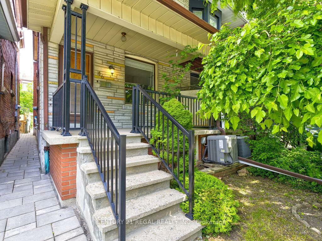 Photo de la propriété: 46 Marchmount Road ON M6G 2A9
