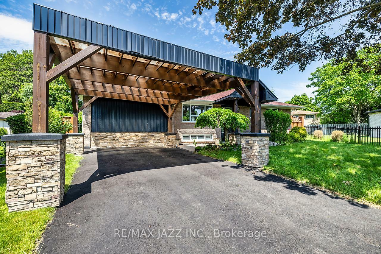 Property Photo: 633 Pinewood Street ON L1G 2S2