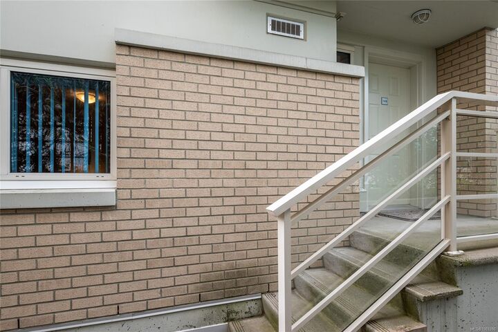 Property Photo: 38 Front St Th18 BC V9R 0B9