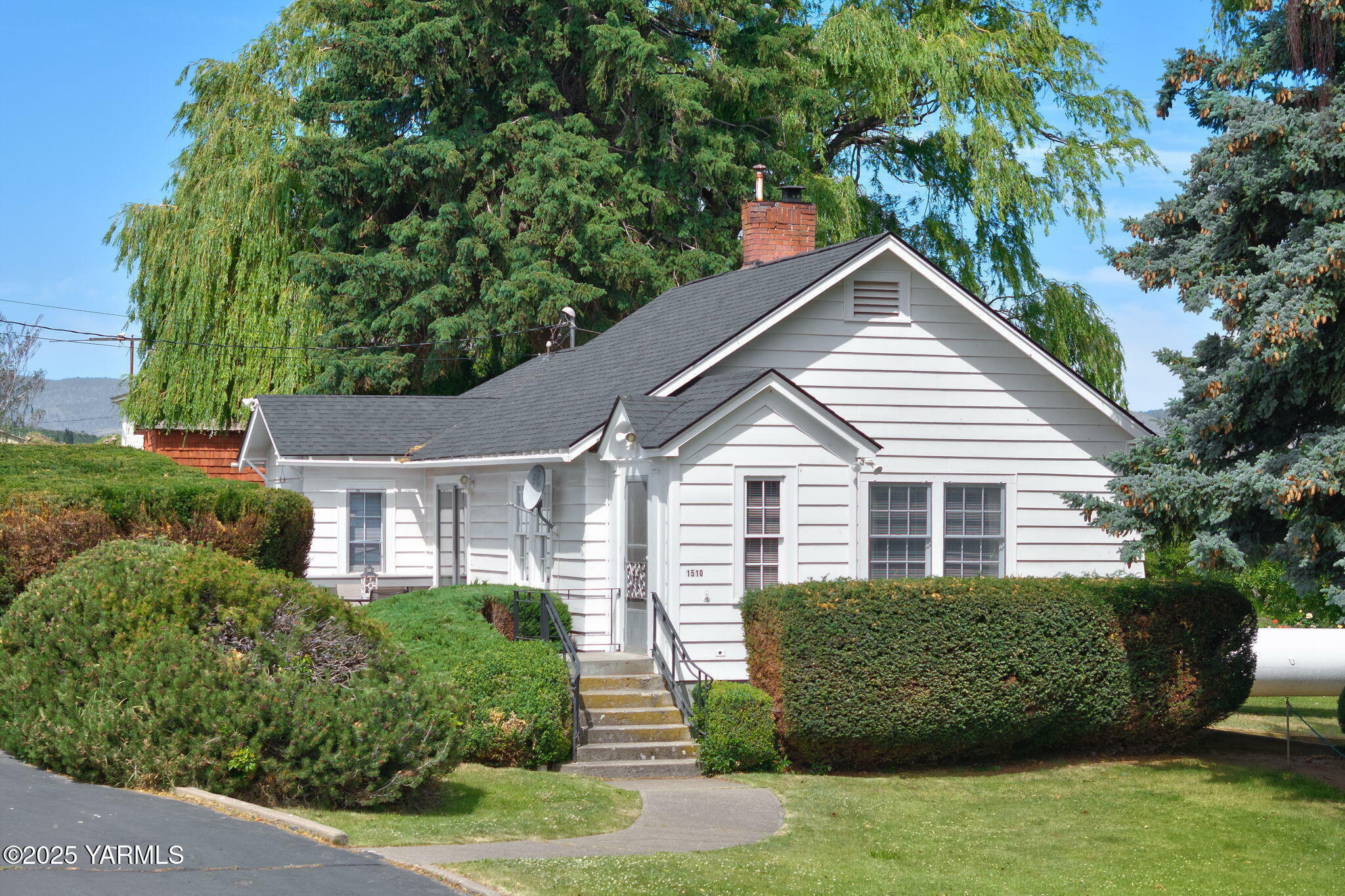 Property Photo: 1510/1514 N Tieton Rd WA 98947