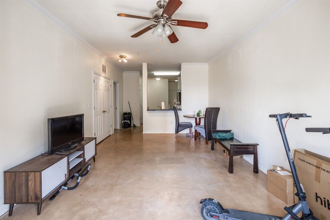 Property Photo: 910 W 25th Street 403 TX 78705