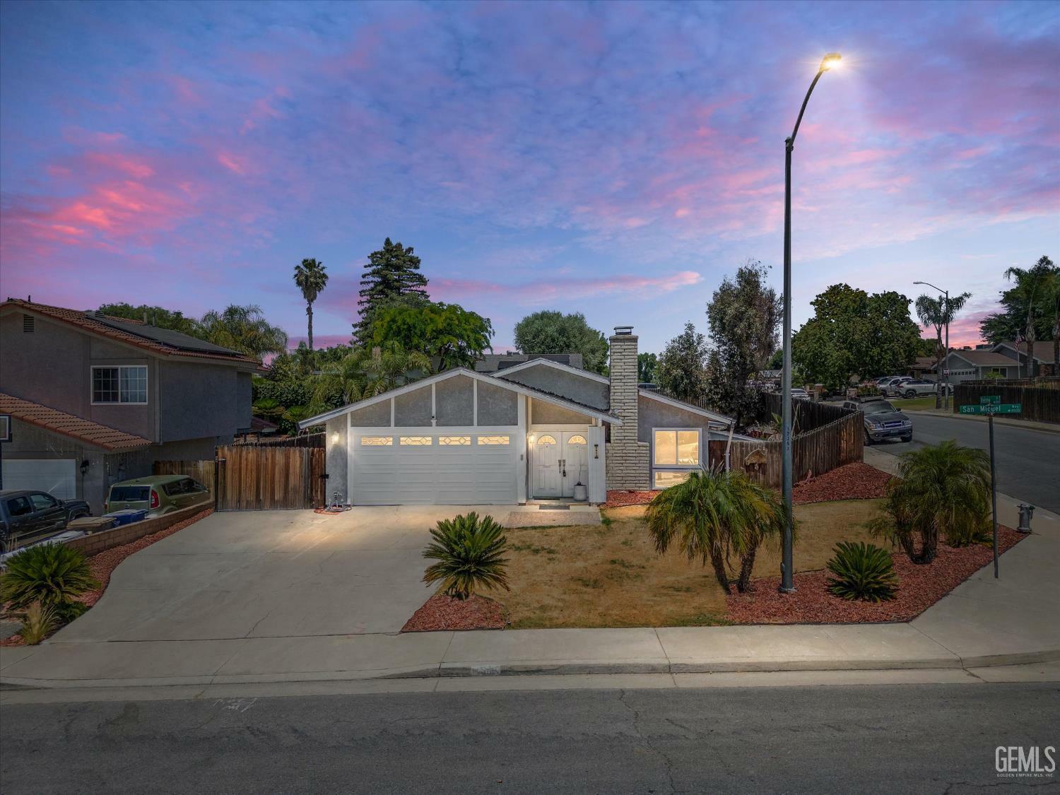 Property Photo: 4512 San Miguel Way CA 93306