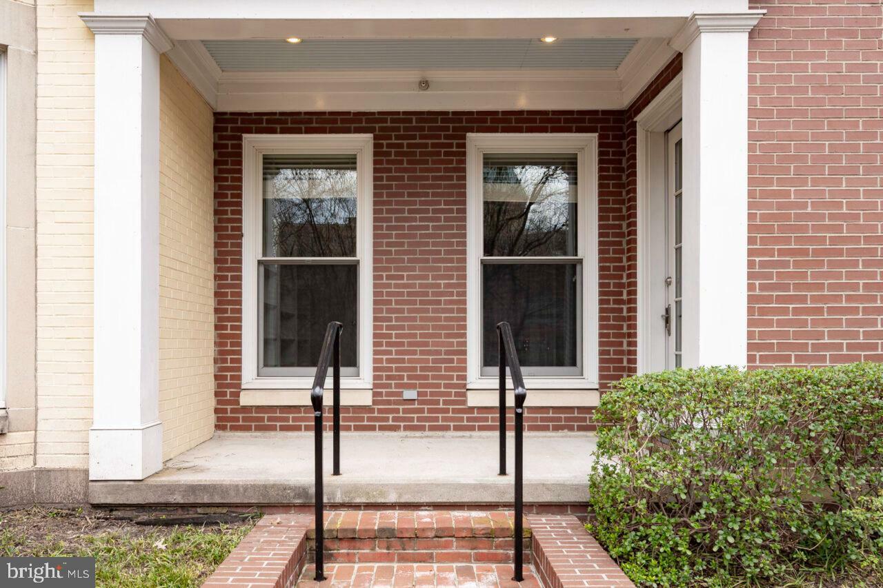 Property Photo:  910 Powhatan Street 103N  VA 22314 