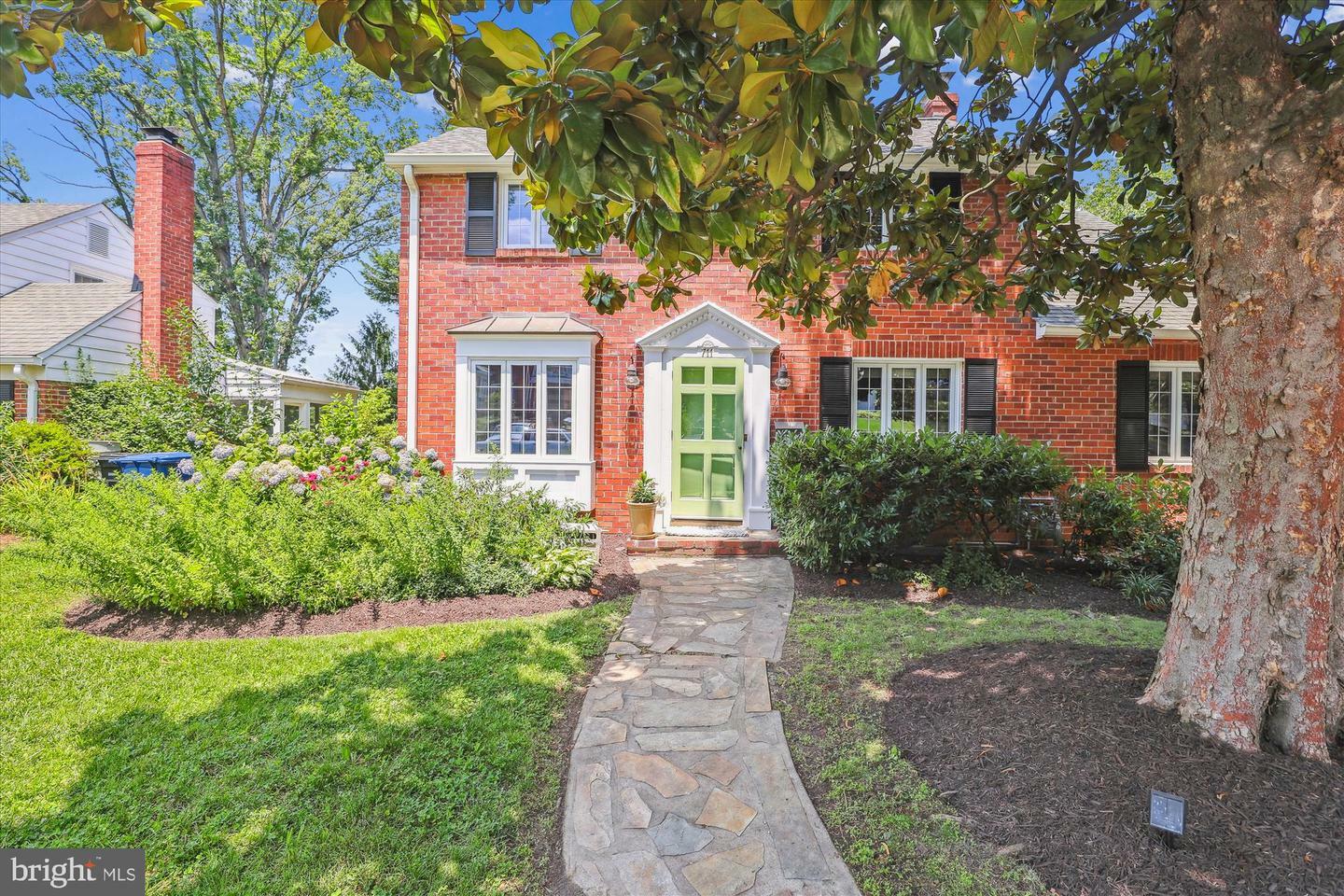 Property Photo: 711 N Overlook Drive VA 22305