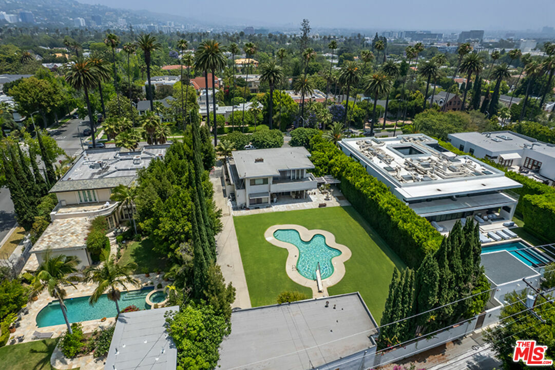 Property Photo:  523 N Canon Dr  CA 90210 