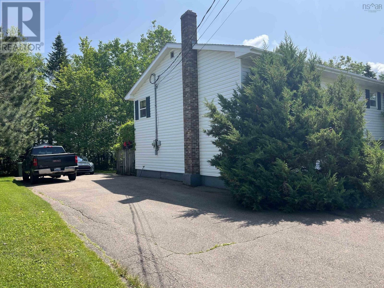 Property Photo: 98 Oakwood Drive NS B6L 1N4