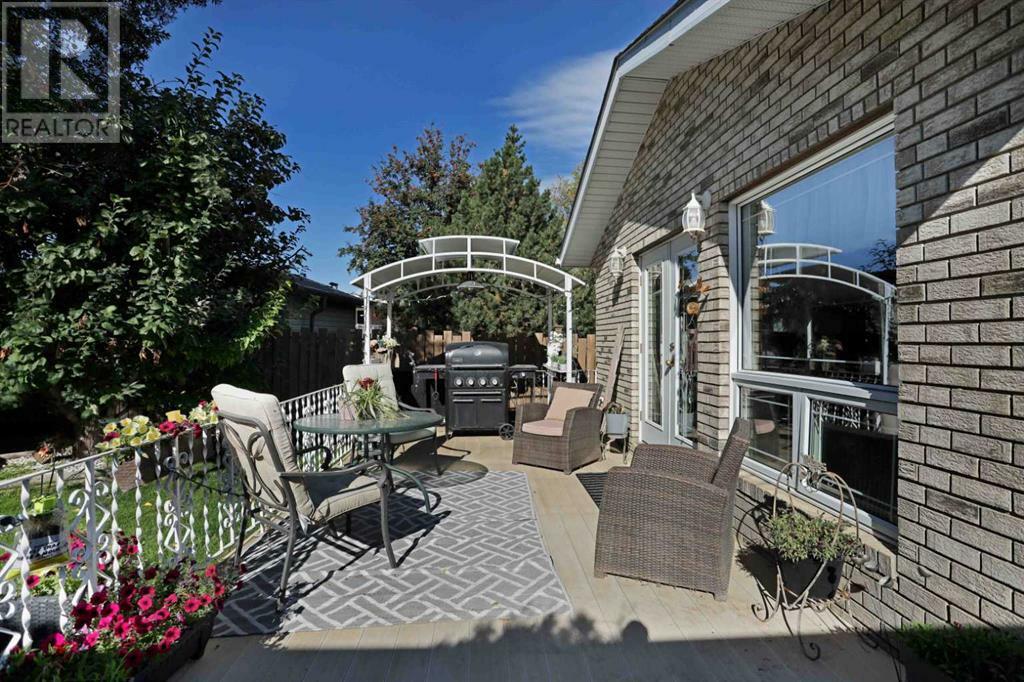 Property Photo: 11 Lakeview Crescent East AB T1R 0L9