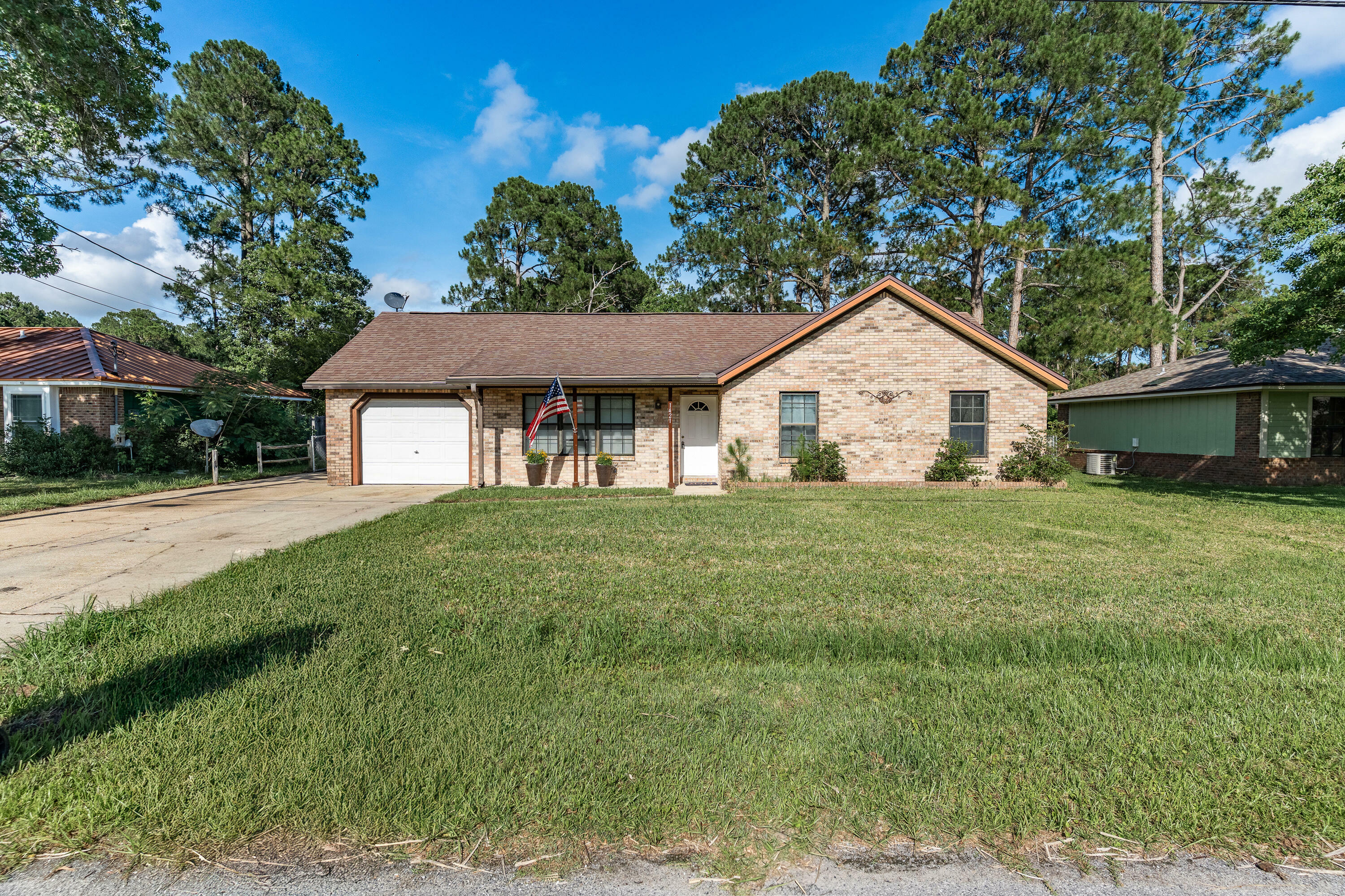 Property Photo: 1421 Mixon Drive FL 32547