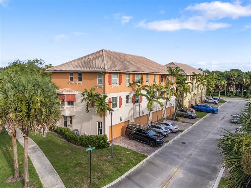 Property Photo: 3924 Laurel Ln 3924 FL 33073