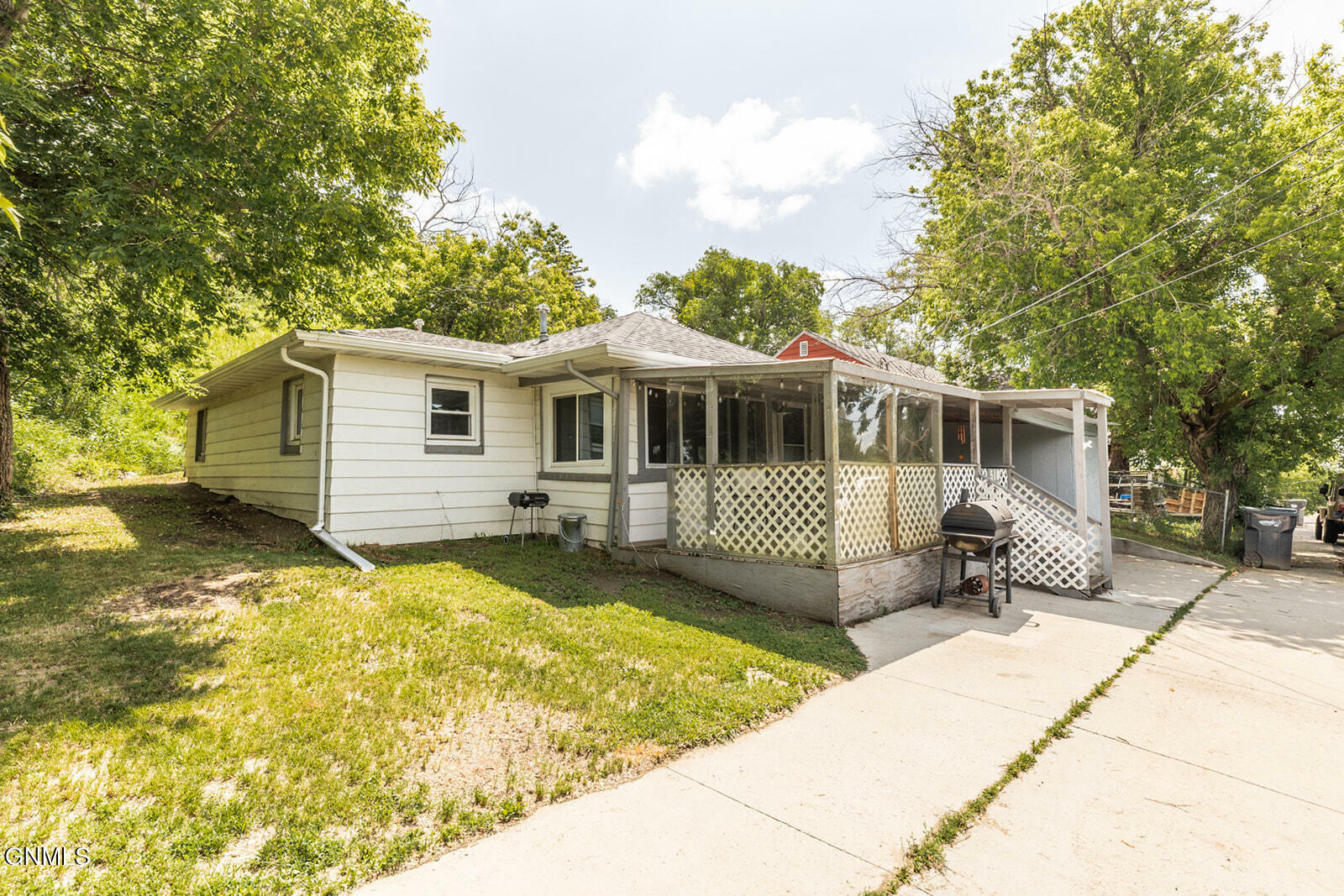 Property Photo: 510 5th Avenue NW ND 58554