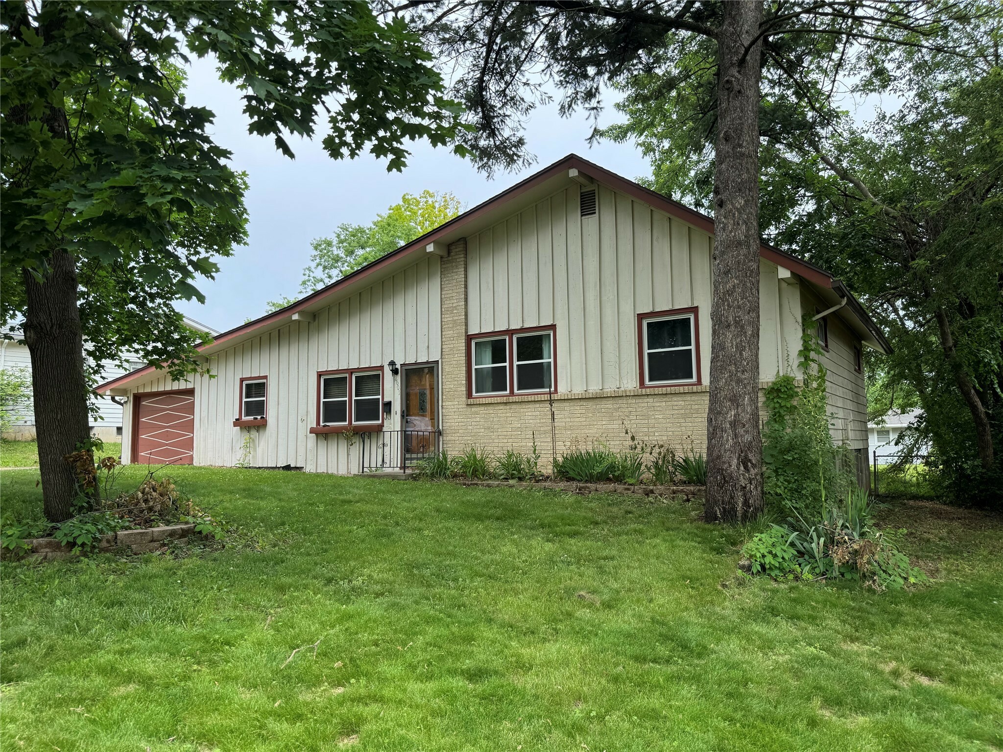 Property Photo: 2601 Sherwood Drive IA 50310