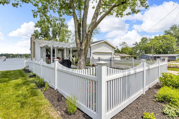 Property Photo: 11786 E Sauk Trail MI 49249