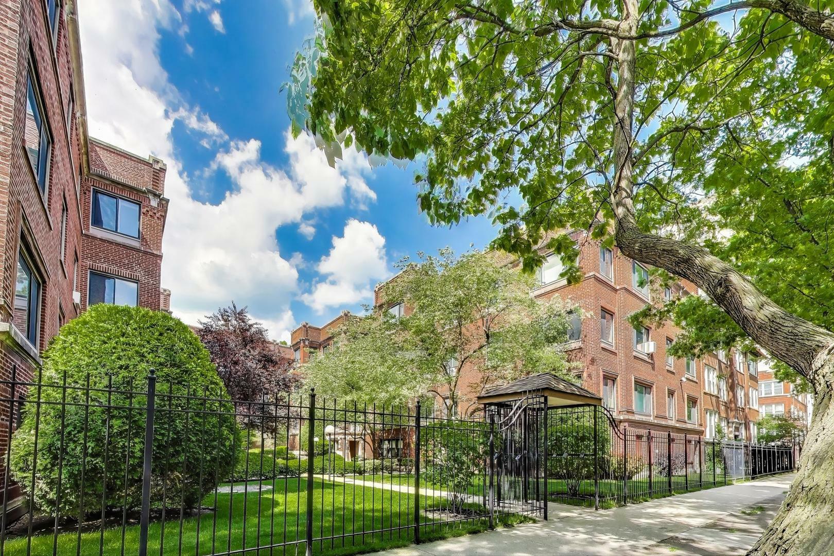 Property Photo: 906 W Sunnyside Avenue 2A IL 60640