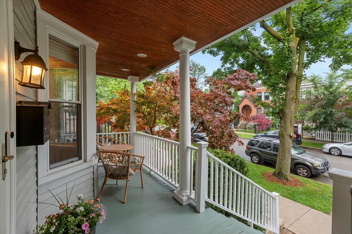 Property Photo: 1828 W Barry Avenue IL 60657