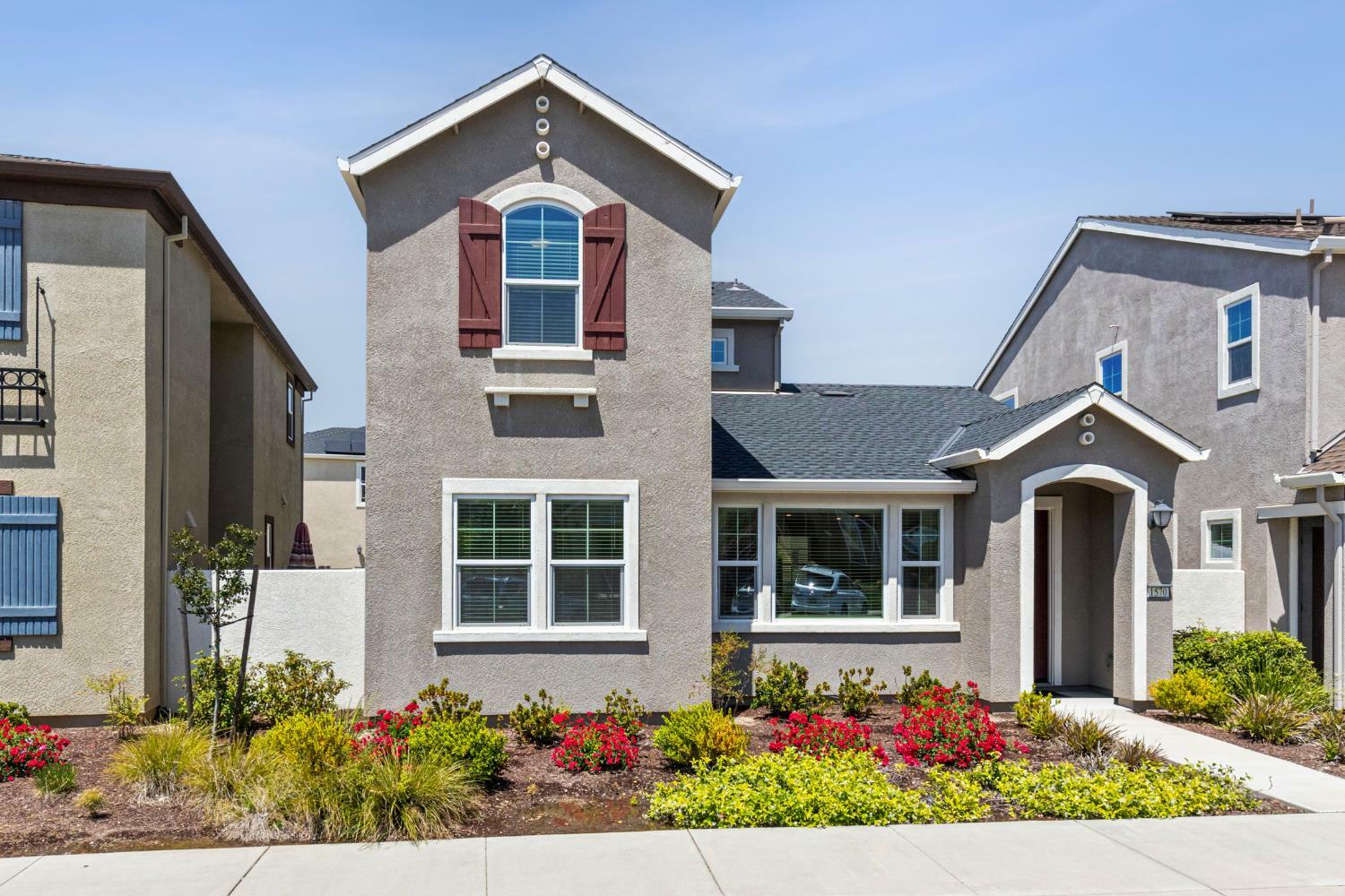 Property Photo: 1570 Parkside Way CA 95747