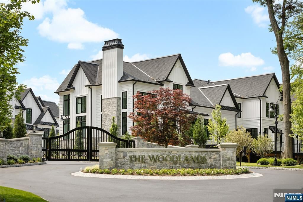 Property Photo:  24 Stone Bridge Court  NJ 07627 