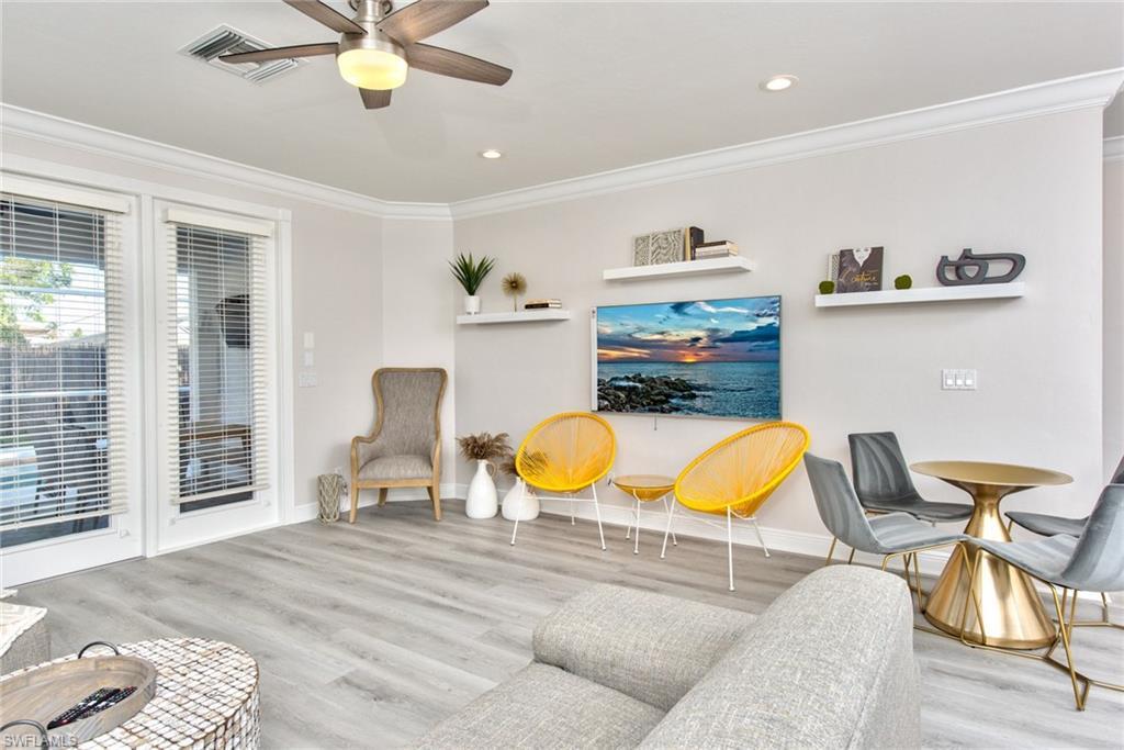 Property Photo: 725 95th Ave N FL 34108