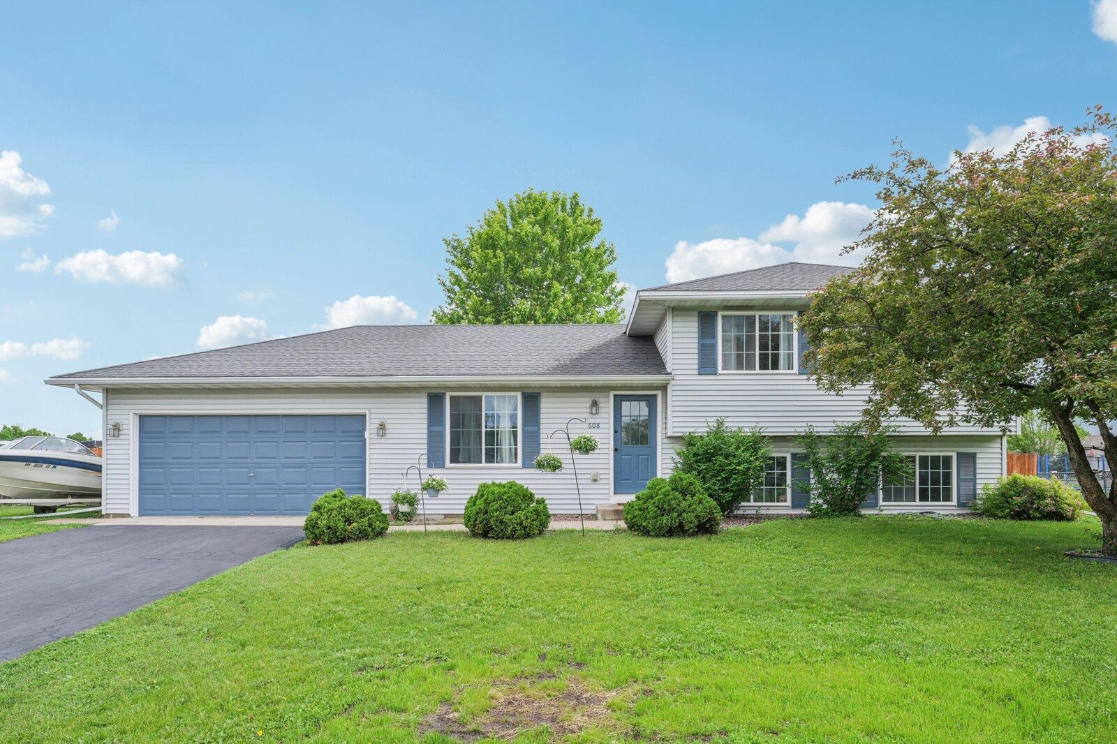 Property Photo: 608 Frontier Circle MN 56011