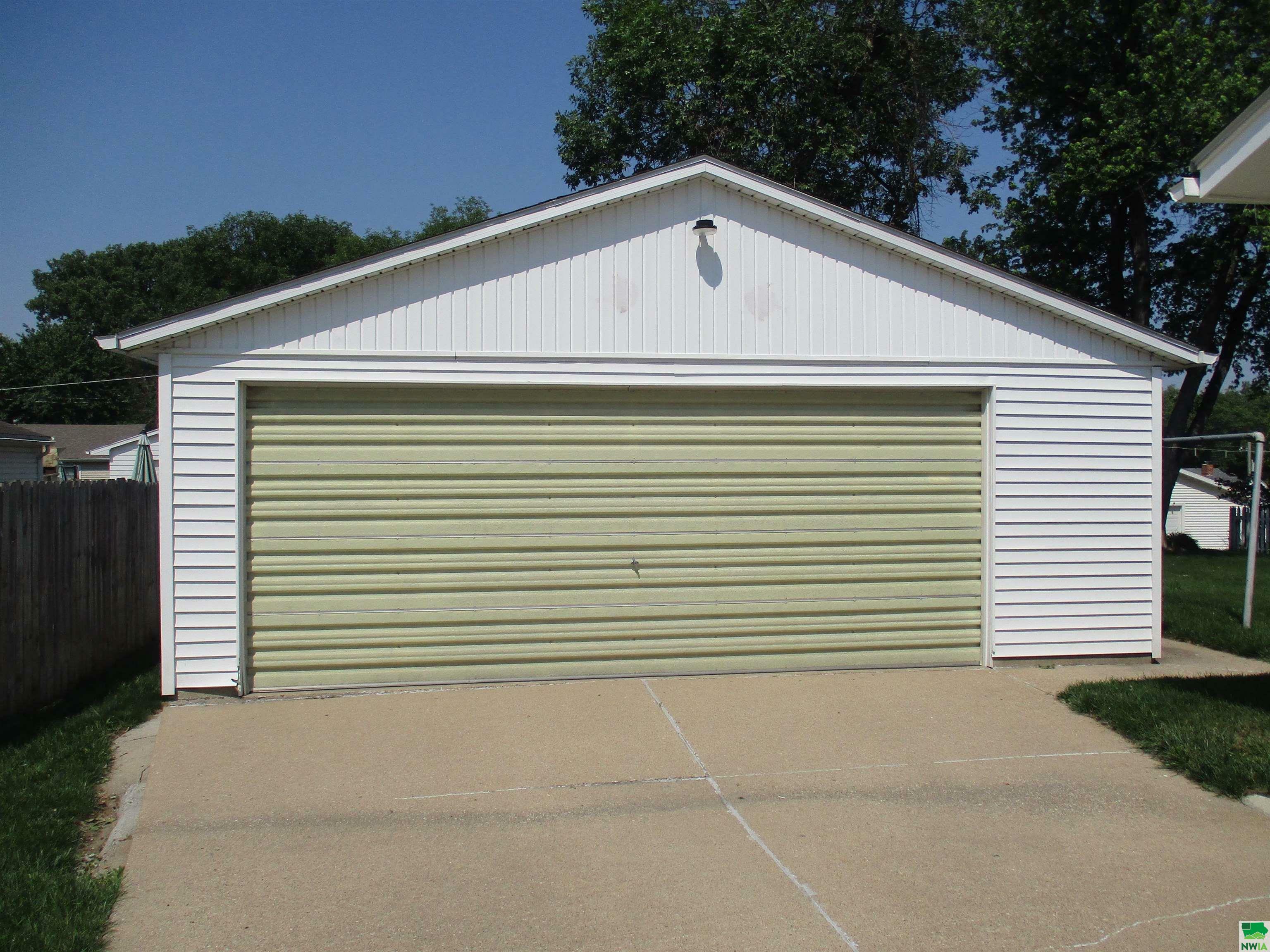 Property Photo: 1201 S Irene St IA 51106