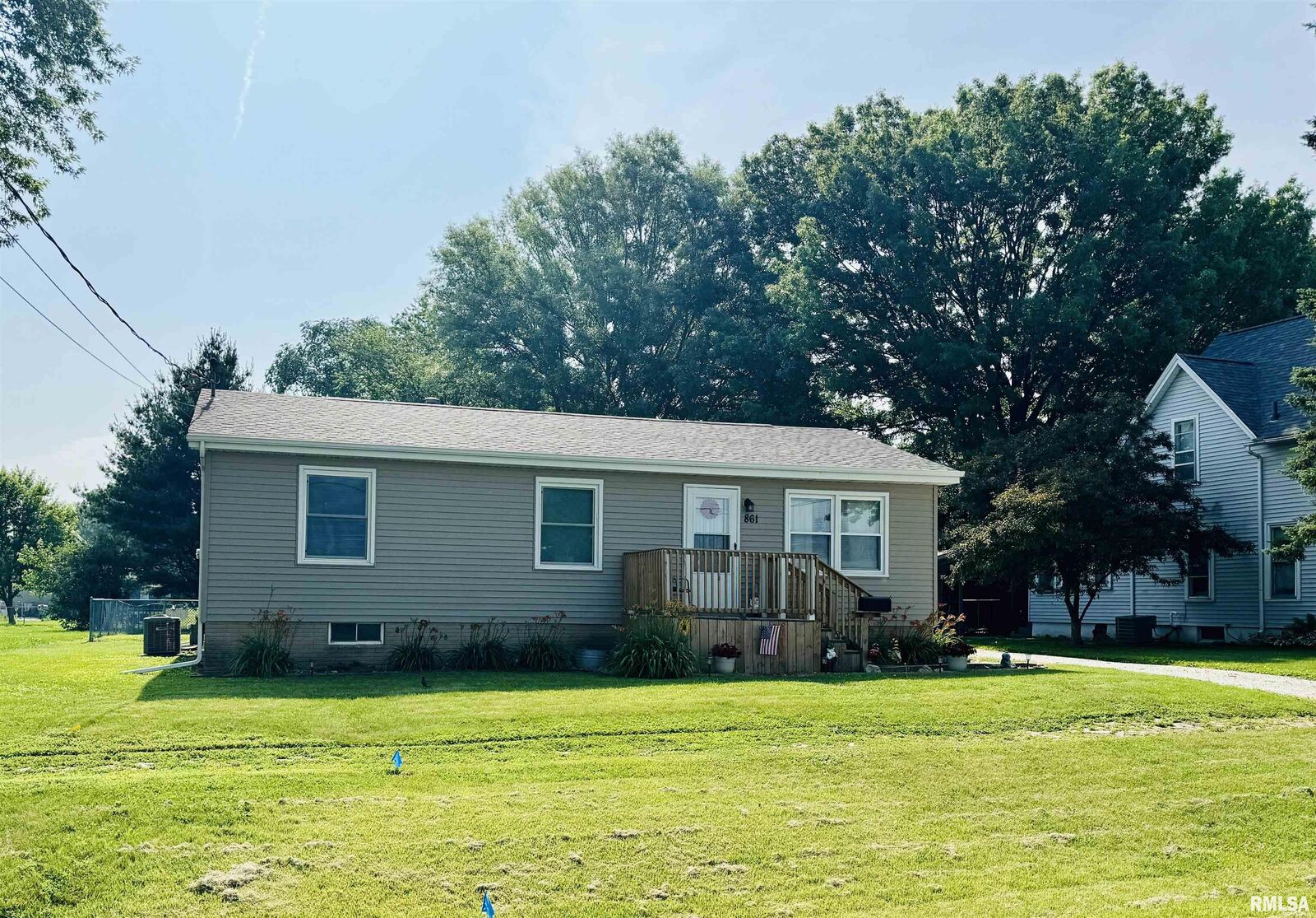 Property Photo: 861 Abingdon Street IL 61401