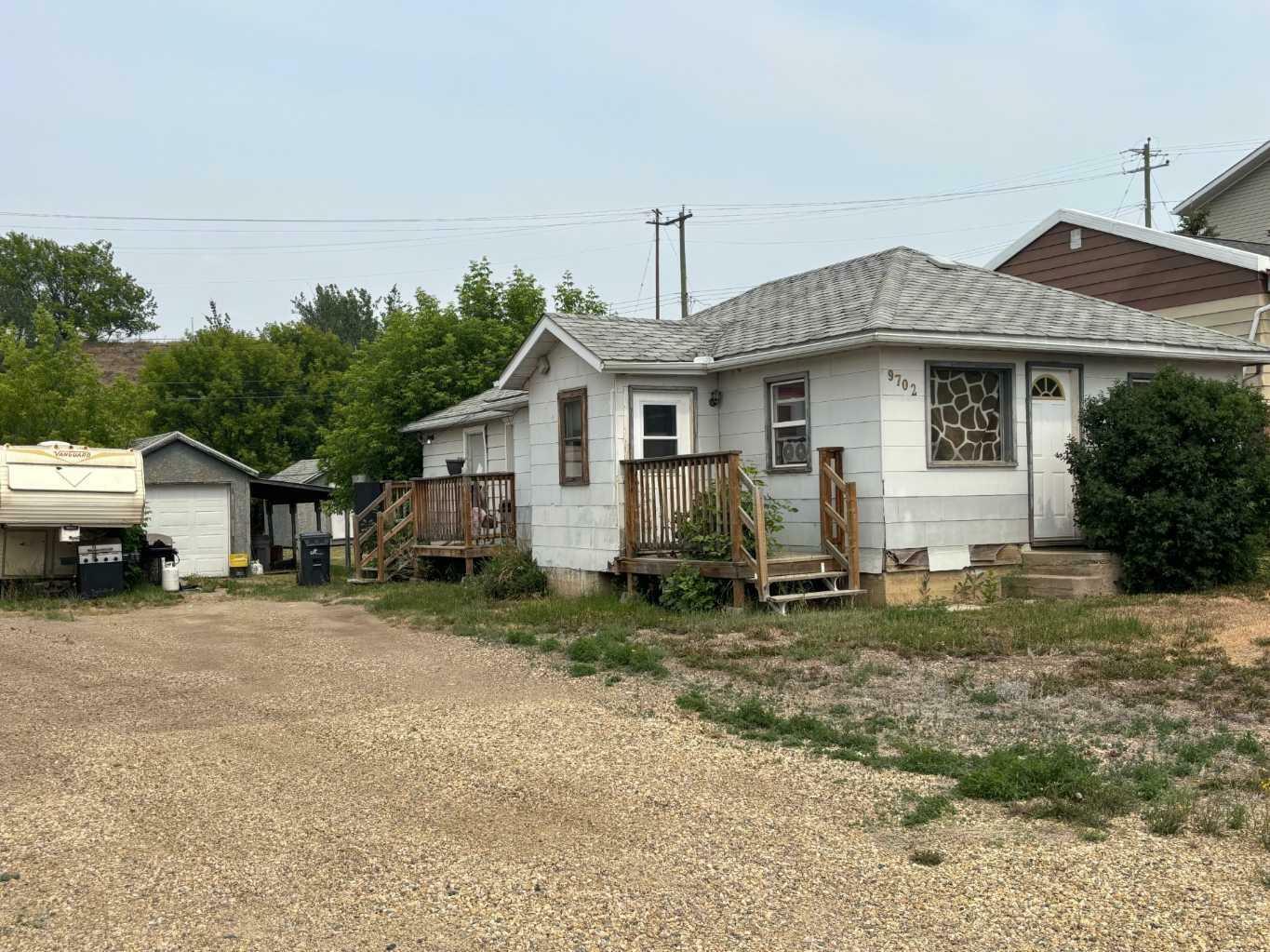 Photo de la propriété:  9702 94 Avenue  AB T8S 1J1 