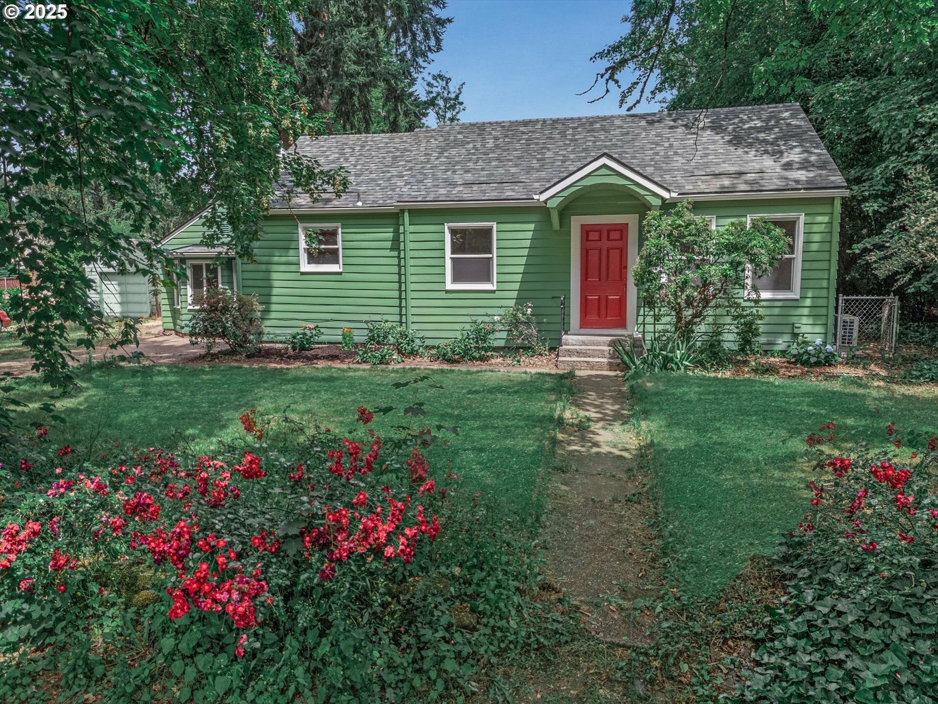 Property Photo: 8429 SE Mill St OR 97216