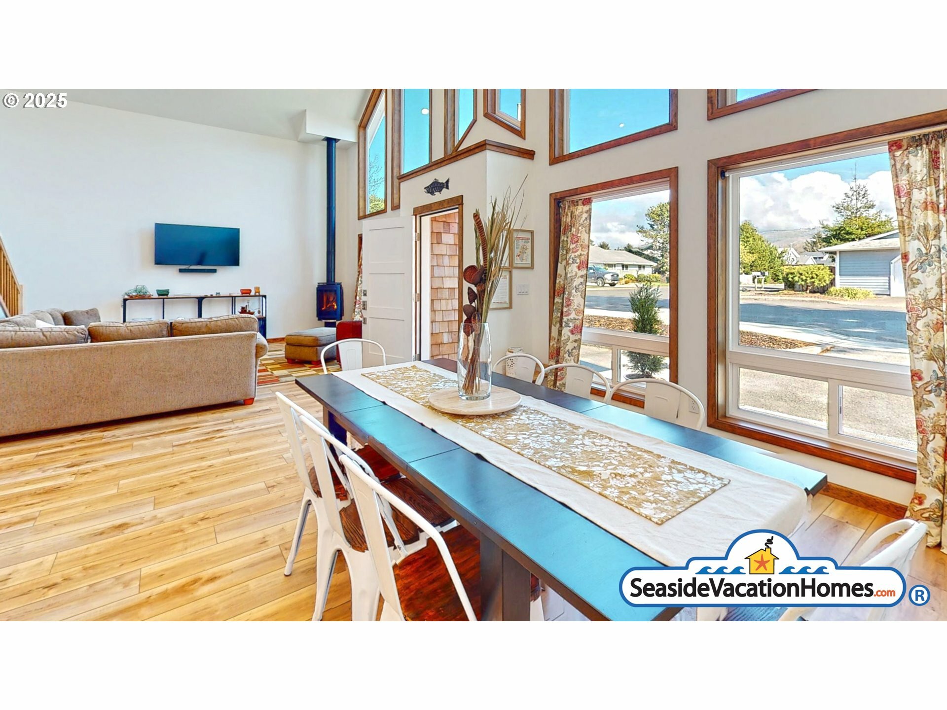 Property Photo: 1560 S Edgewood St OR 97138