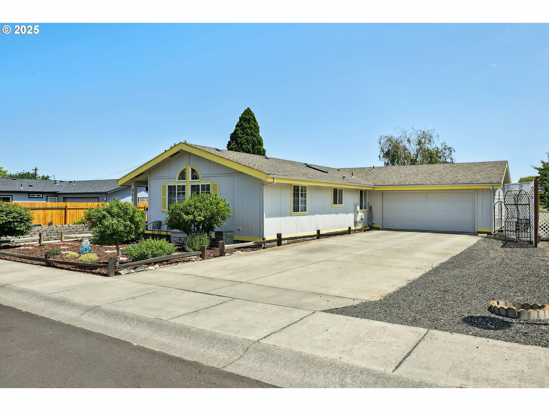 Property Photo: 924 Honey Do St OR 97058