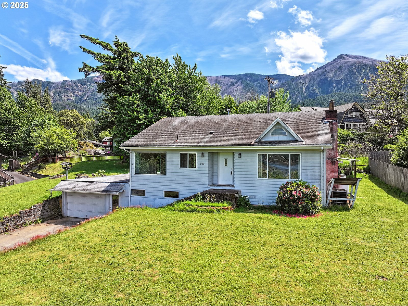 Property Photo: 236 NE Riverview Dr OR 97014