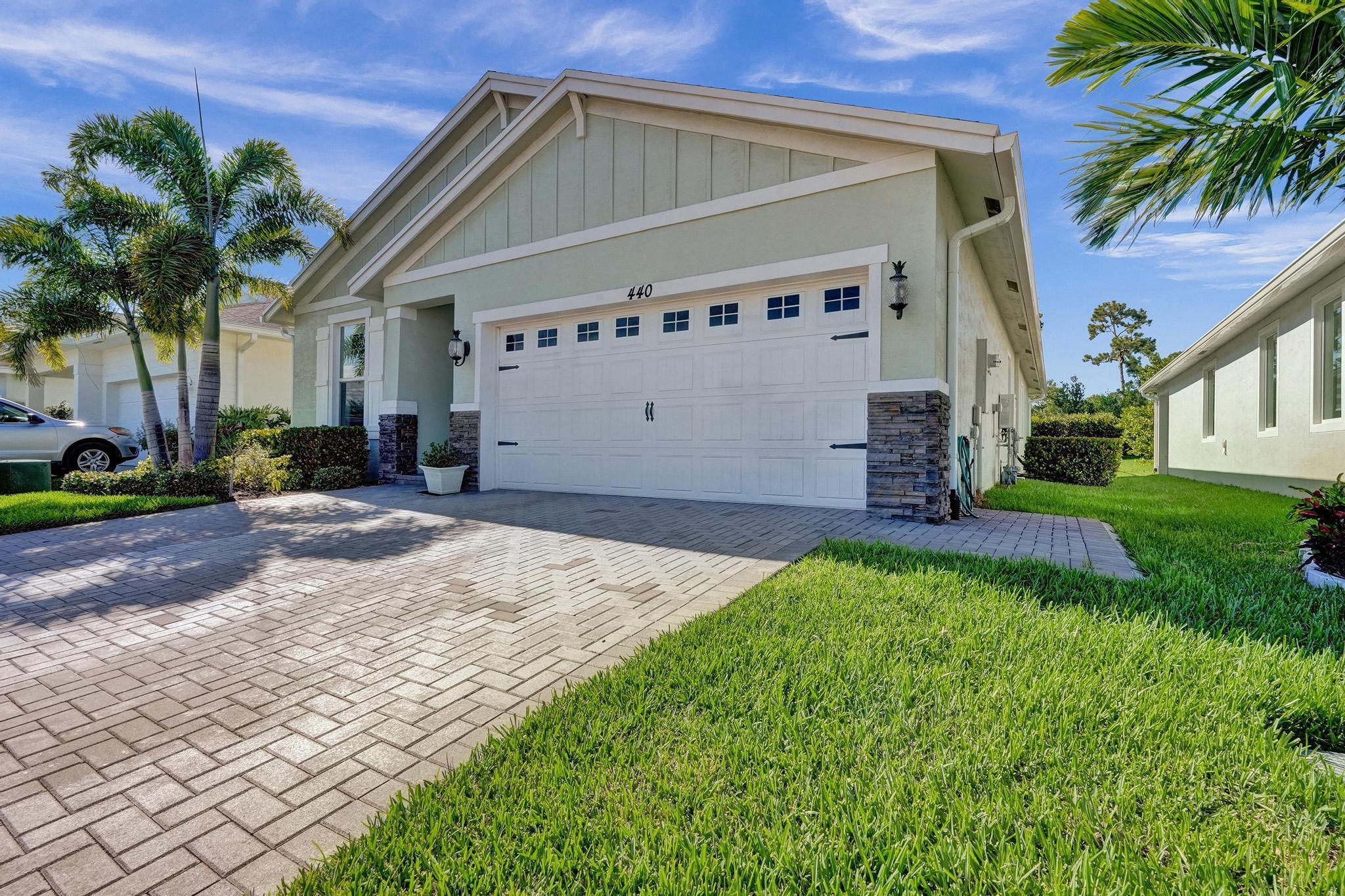 Property Photo: 440 SE Mulberry Way FL 34984
