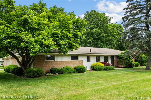 Property Photo: 192 Kirk Lane Drive MI 48084