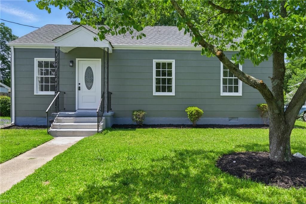 Property Photo: 6 Bradley Ave VA 23701