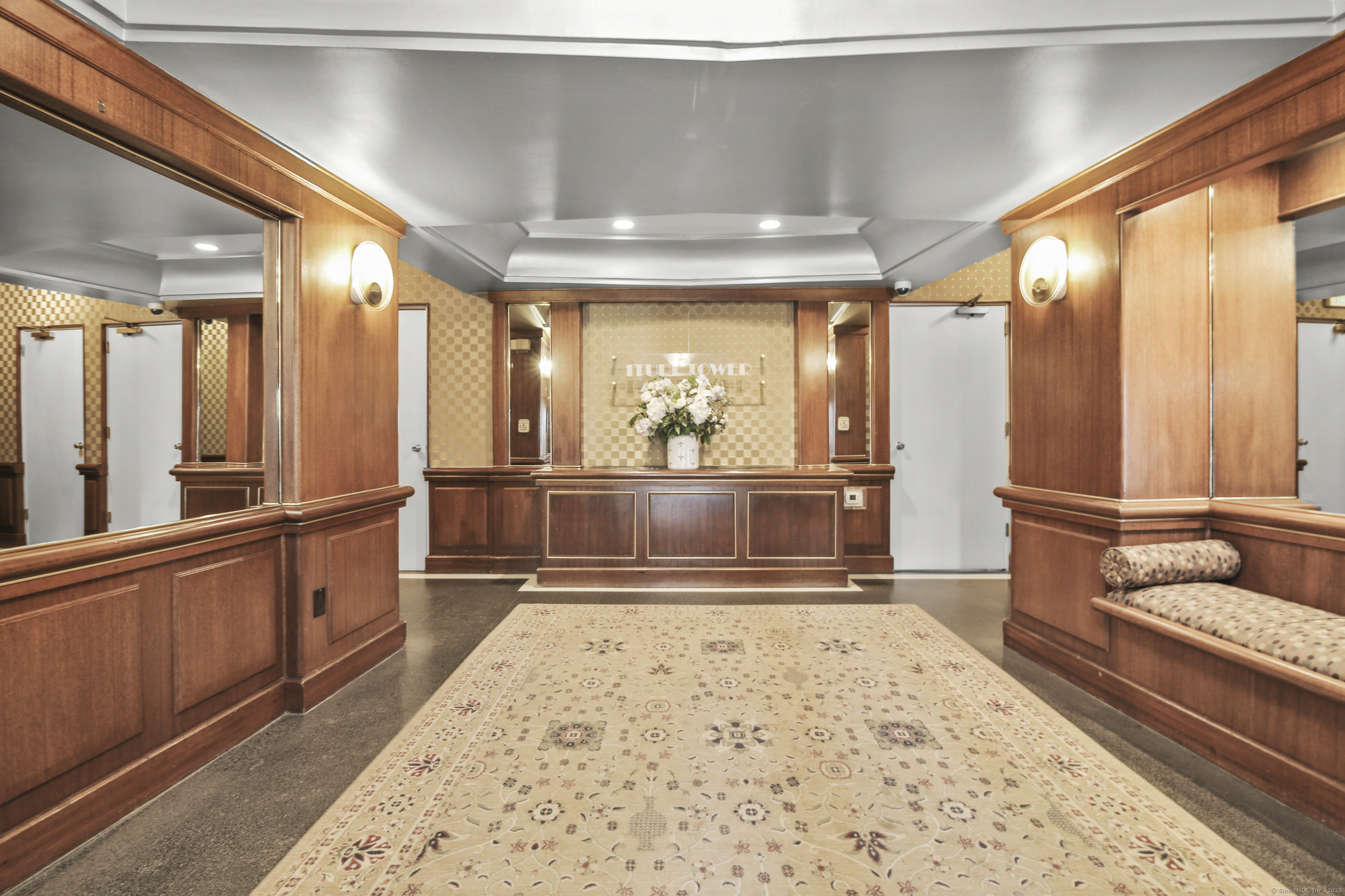 Property Photo: 15 Lafayette Court 1B CT 06830