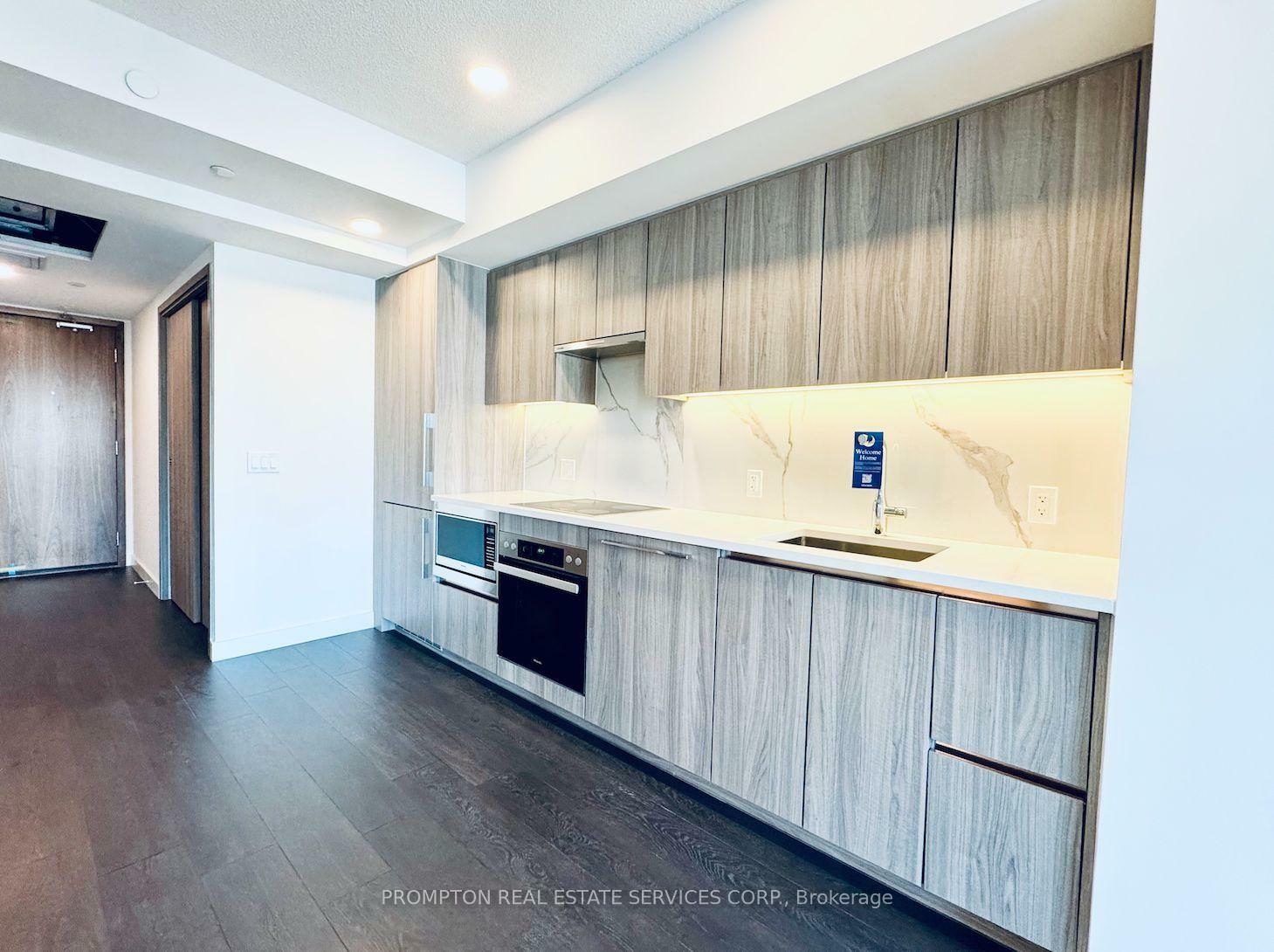 Property Photo: 3 Concord Cityplace Way 4009 ON M5V 0X4