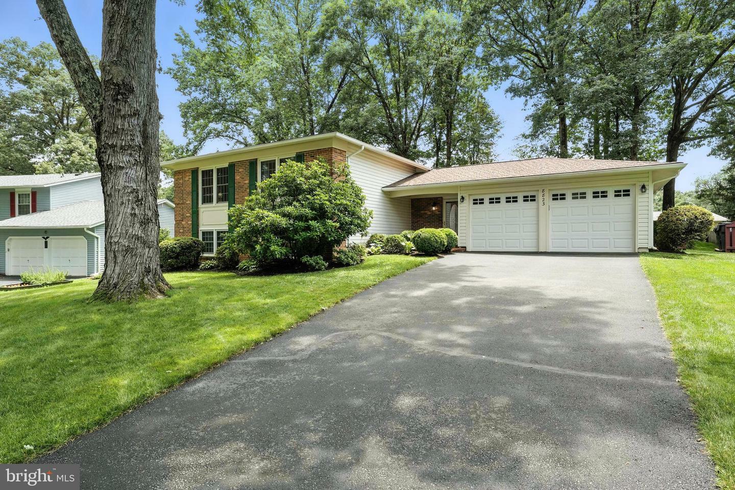 Property Photo: 8823 Newport Court VA 22153
