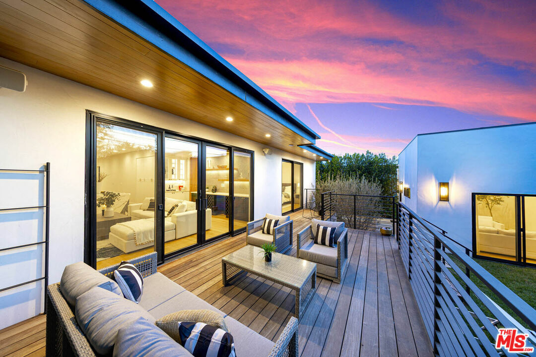 Property Photo: 123 S Kilkea Dr CA 90048