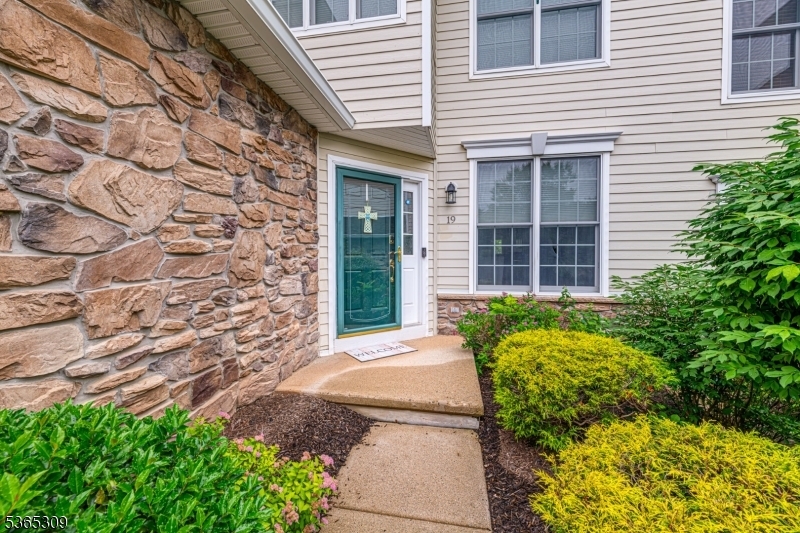 Property Photo:  19 Briar Ct  NJ 07419 