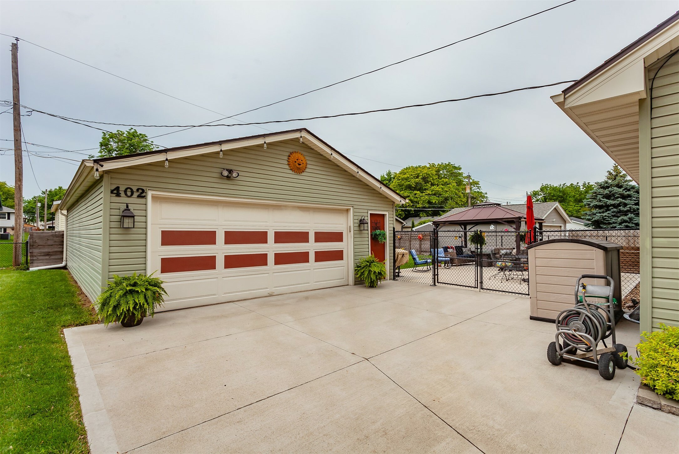 Property Photo: 402 NE Crestmoor Place IA 50021