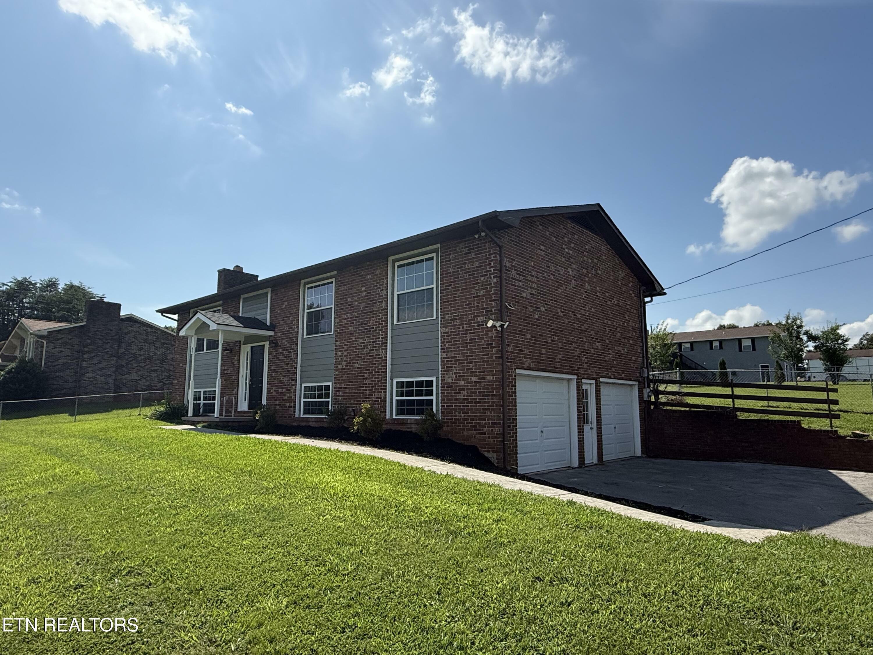 Property Photo: 506 Oak St TN 37865