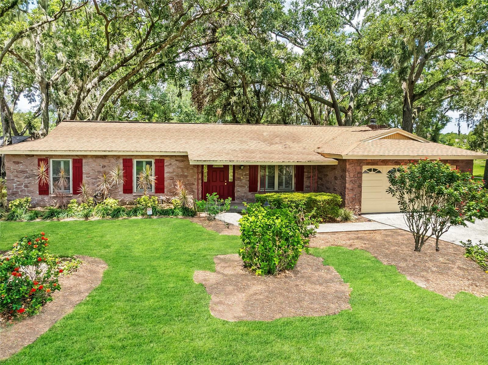Property Photo: 616 Pawn Way FL 33584
