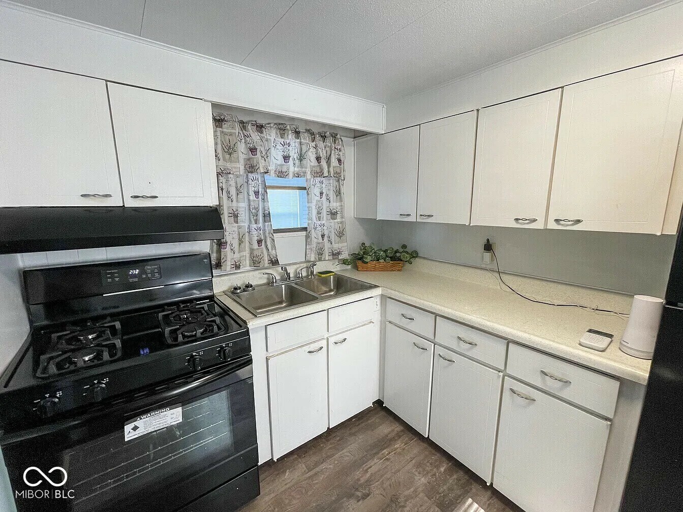 Property Photo: 10 Lincoln Circle IN 46036
