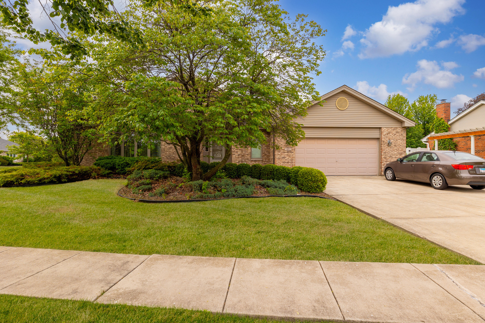 Property Photo: 1405 Westminster Drive IL 60517