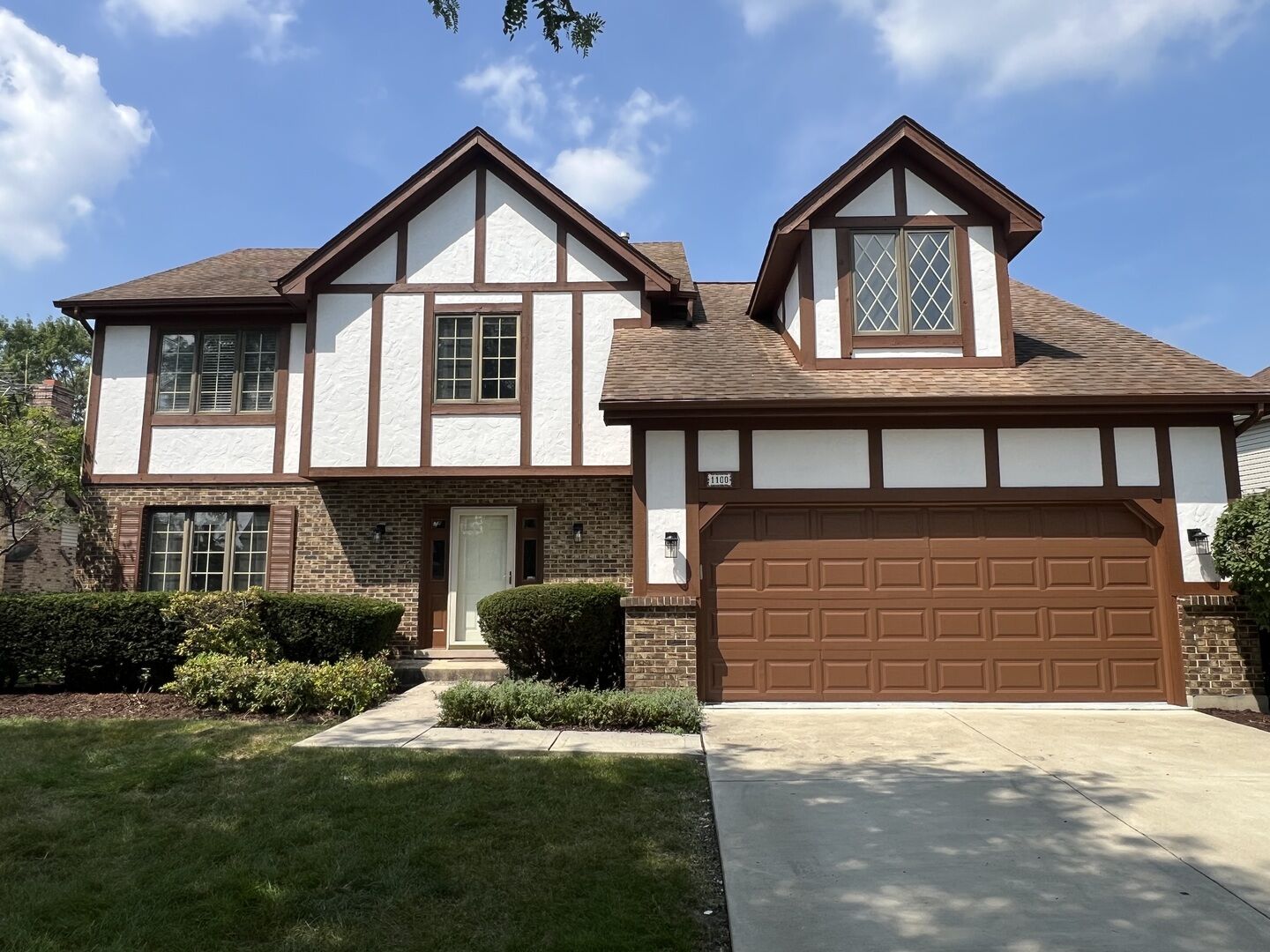 Property Photo:  1100 Oakwood Drive  IL 60559 