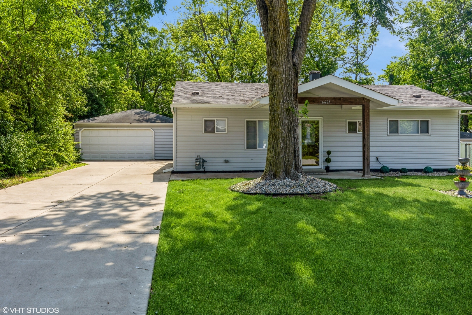 Property Photo: 16667 Wedgewood Avenue IL 60428